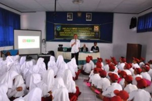 Penyuluh BNN, Juju Junaedi saat memberikan wawasan anti narkoba kepada siswa baru.